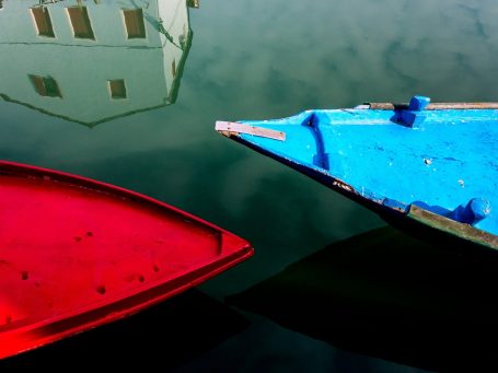 Zwei Boote im Kanal mit Spiegelung auf Burano